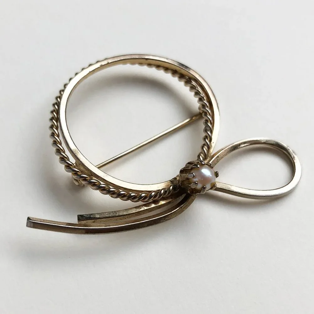 Elegant round brooch for women, pearl bow lapel brooch